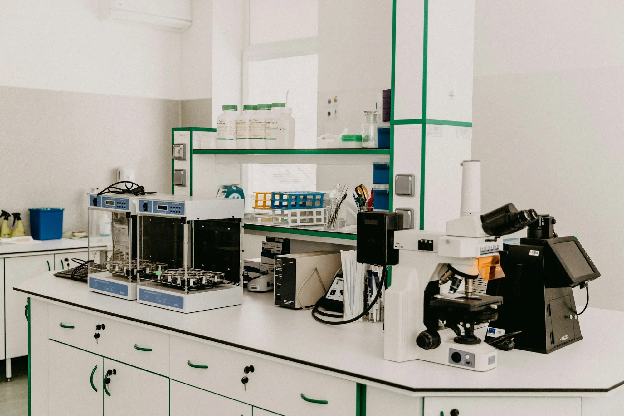 Laboratory workbench with analysers and a microscope